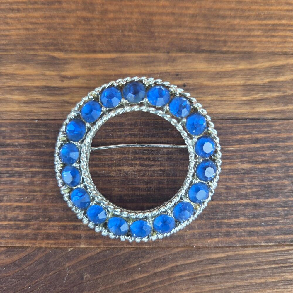 Vintage 1950s Cobalt Blue Rhinestone Circle Brooch 1.5" Silver Tone Wreath